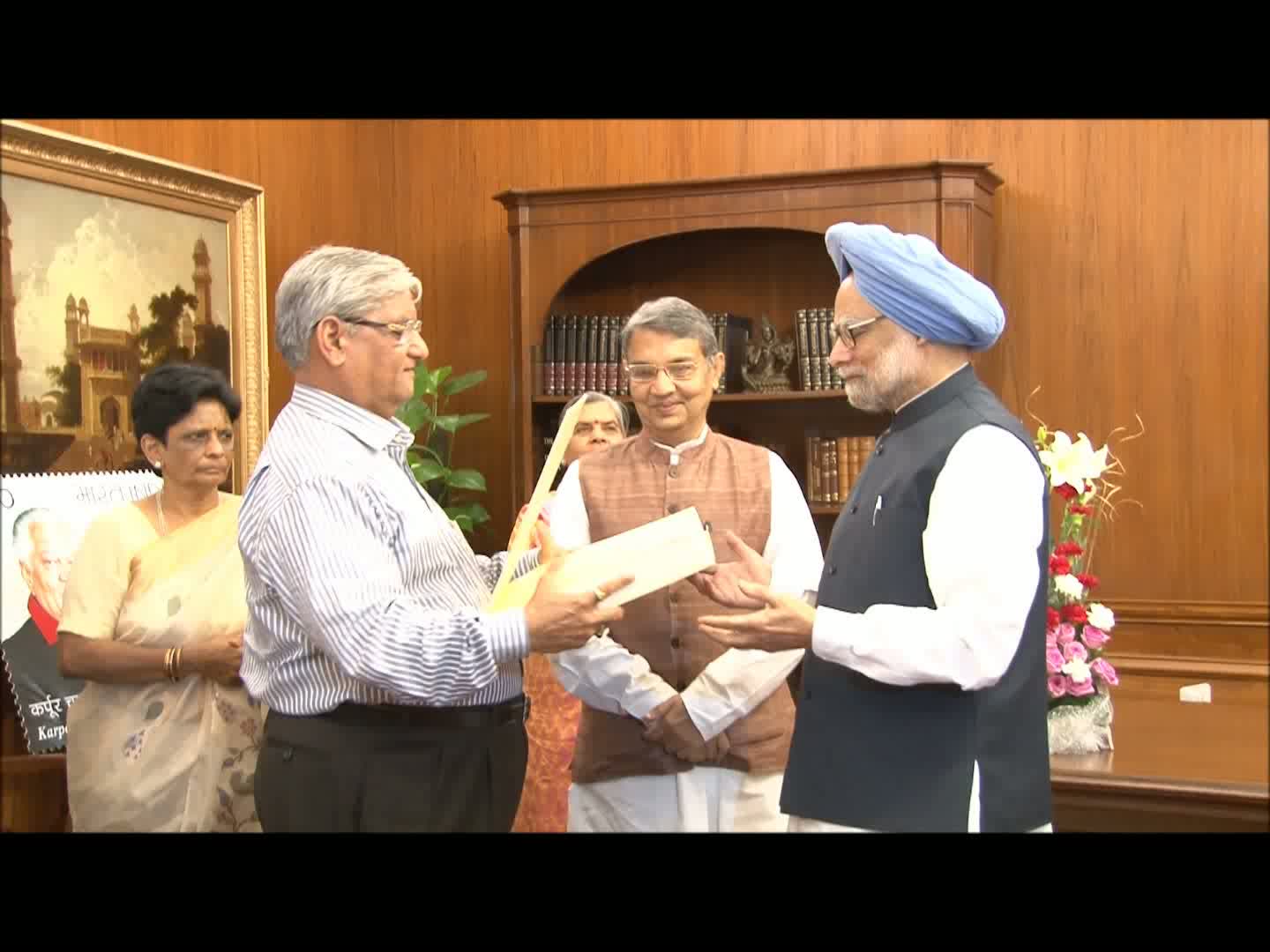 Watch Shri Gulab Kothari presents the stamp released in honour of Rajasthan Patrika's founder Shri K C Kulish to the Prime Minister Dr. Manmohan Singh in New Delhi on July 11, 2012. Video