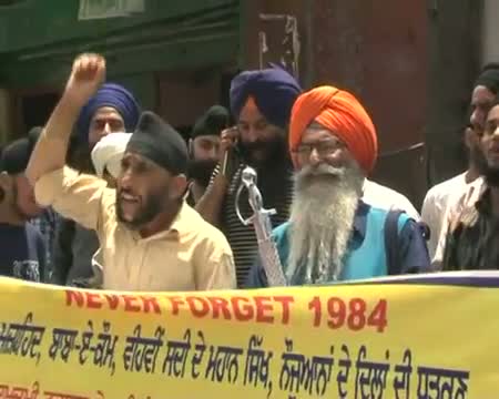 Watch Sikhs demand ban on Kuldip Nayar's book Video
