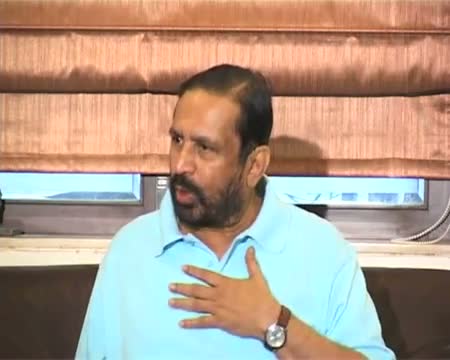 Watch Kalmadi hits back at Ajay Maken, calls for his resignation Video