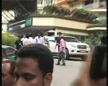 Watch Raj Thackeray drives Uddhav home from hospital Video