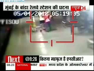 Watch Girl slaps and beats up eve teasers with sandal in Mumbai - CCTV footage Video