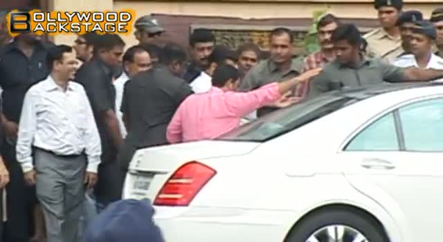 Watch Salman & Shahrukh Khan pay tribute to Rajesh Khanna TOGETHER Video