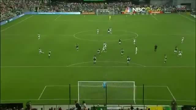 Watch David Beckham scores a super goal from 35 yards out Video