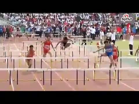 Watch Very Funny Chinese Hurdler Doesn't care about rules Video