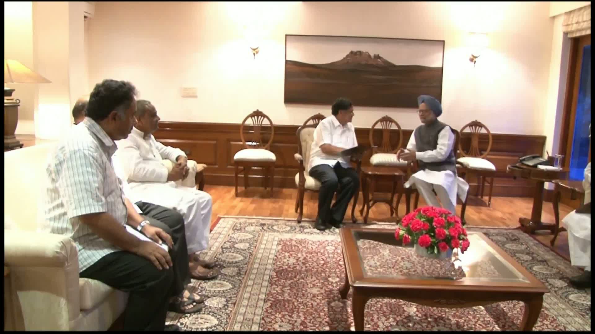Watch The Chief Minister of Karnataka, Shri Jagadish Shettar meeting the Prime Minister, Dr. Manmohan Singh, in New Delhi on July 17, 2012. Video
