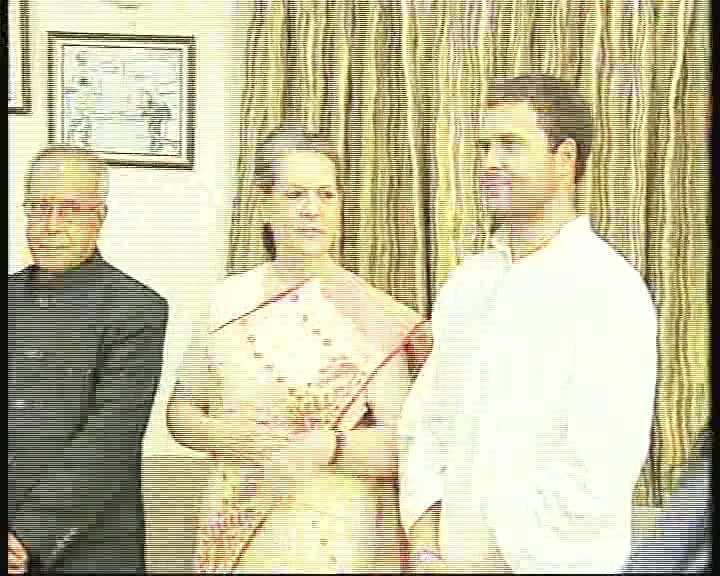 Watch Prime Minister Dr. Manmohan Singh alongwith other dignitaries greetings the President-elect, Shri Pranab Mukherjee on the announcement of presidential election result, in New Delhi on July 22, 2012. Video