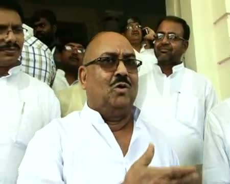 Watch Nitish's minister abuses Anna! Video