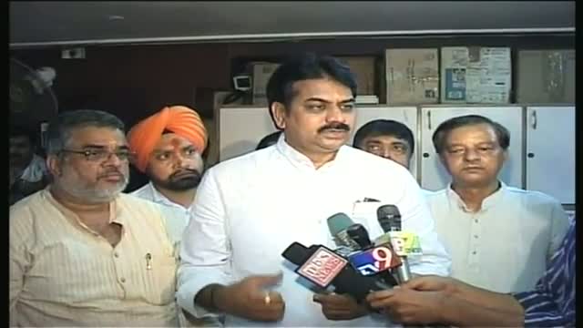 Watch Congress leader prays at Siddhi Vinayak Temple Video