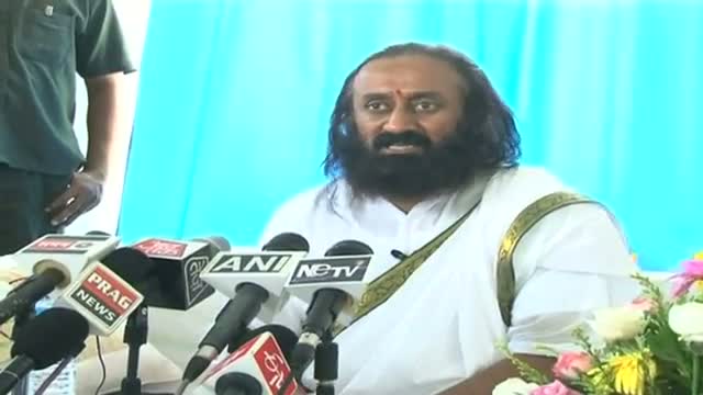 Watch Sri Sri not against Team Anna's idea of foraying into politics Video