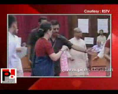 Watch Congress President Sonia Gandhi and Congress General Secretary Rahul Gandhi cast their votes for the Vice President election Video