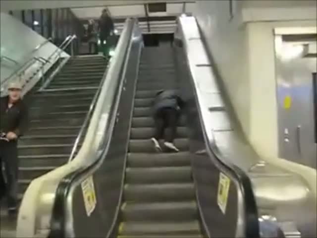 Watch Riding the escalator, the drunk way Video