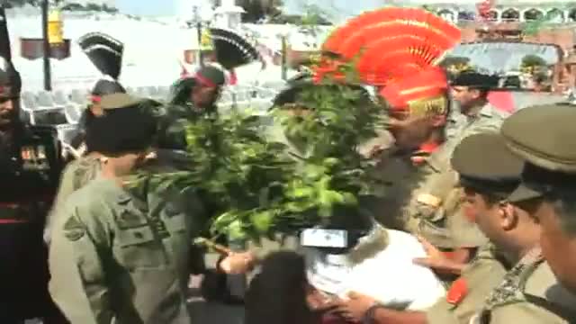 Watch Indo Pak border guards exchange greetings on I Day Video