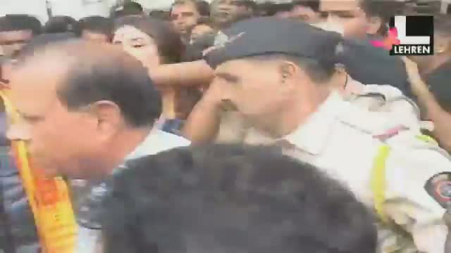 Watch Kareena Seeks Blessing of Siddhivinayak Video