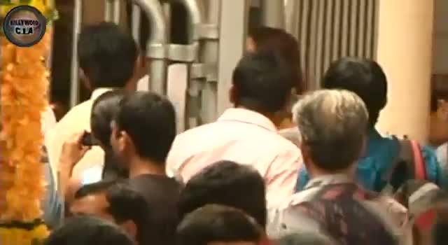 Watch Kareena Kapoor MOBBED at Heroine MUSIC LAUNCH Video