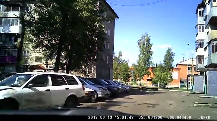 Watch Woman Driver Attempts Parking Her Car Video