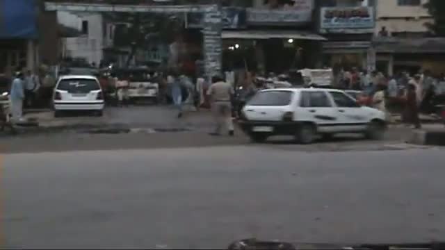 Watch Crowd clashes with cops in Mayur Vihar, 1 dead Video