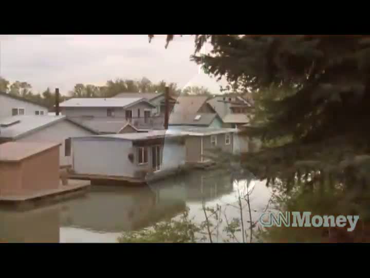 Watch Fish Right Off The Deck of This Houseboat Video