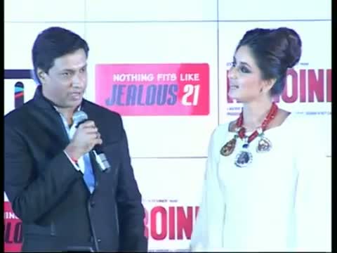 Watch Kareena Kapoor Caught Between Boyfriend And 'Heroine' Director For Birthday Video Video