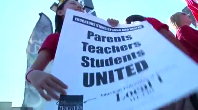 Watch Chicago Teachers Strike Rolls Into 2nd Day Video