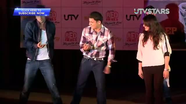 Watch Ranbir Kapoor kissed by fan at Barfi Promotion!!! Video Video