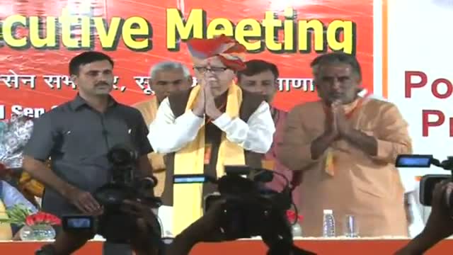 Watch Advani learning Arabic to read Quran Video