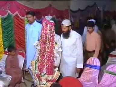 Watch Funny Accident in Pakistani Wedding Video