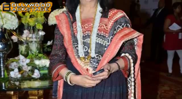 Watch Kareena Kapoor's VINTAGE Wedding Dress REVEALED Video