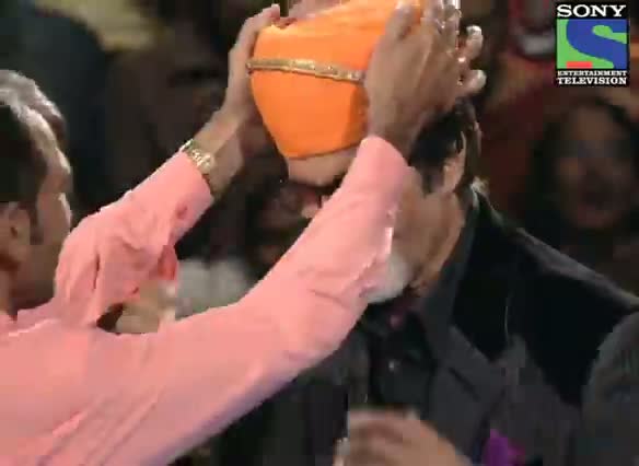 Watch KBC 2012 - Season 6 - Episode 13 - AB Special - Nathusingh Bhagrot gifts a traditional 'Mewadi' Turban to Amitabh Bachchan - 6th Oct 2012 Video