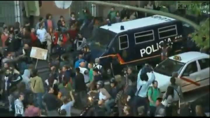 Watch Peacefull Rejection Of Riot Police in Madrid Video