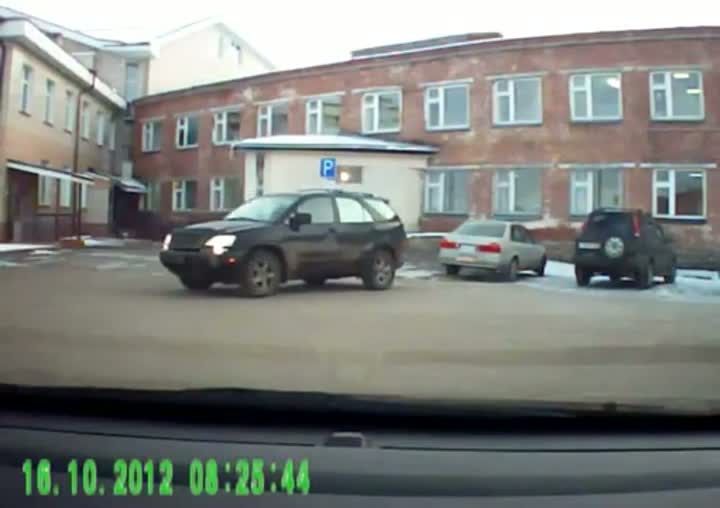 Watch Female Driver Fails at Parking Video