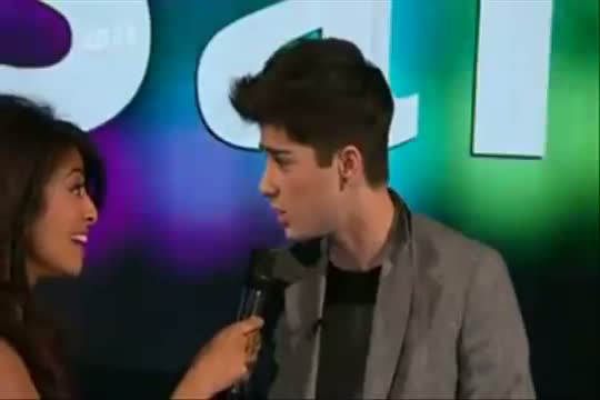 Watch Zayn Malik Doin'beiber Dance ..Awesome! Video