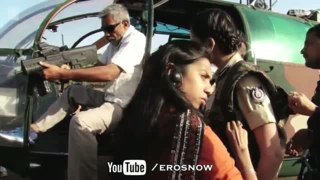 Watch Esha Gupta Performs A Dangerous Action Scene - Chakravyuh Video