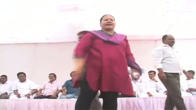 Watch Scuffle between BJP and Congress party workers Video