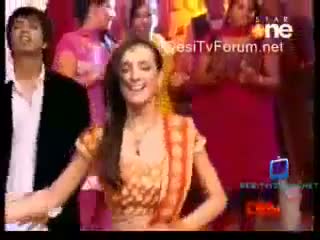 Watch Gurmeet and Sanaya Rocking dance on _Chammak Challo Video