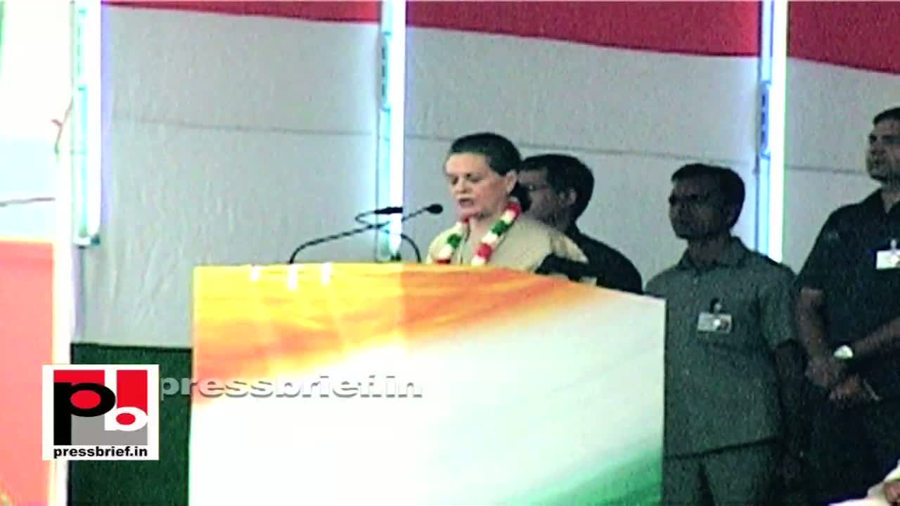 Watch Sonia Gandhi in Delhi boosts the morale of the Congress workers  Video