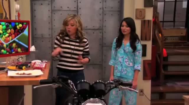 Watch Miranda Cosgrove Says Goodbye to 'iCarly'  Video