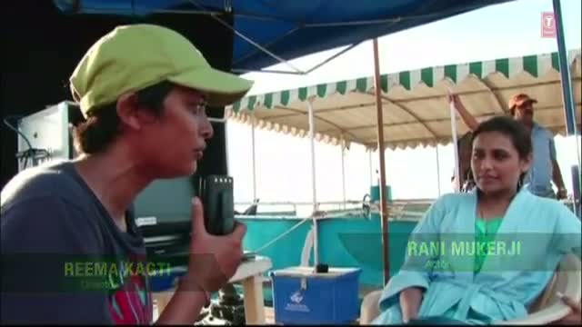 Watch Aamir having fun while shooting Talaash   Aamir Khan, Rani Mukherjee Video