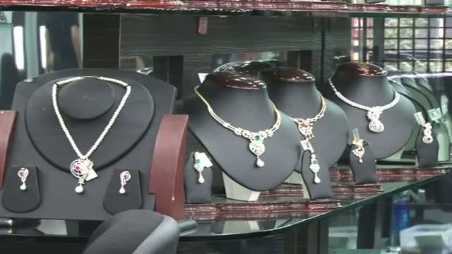 Watch Gold hits new high of Rs 32,975_10 gm Video