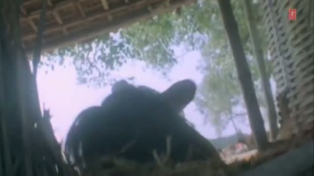 Watch Struggling Scene from Bhojpuri Movie "Maiya Rakhiho Senurva Aawad" Video