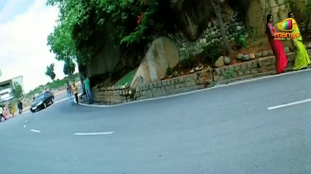 Watch Nuvvekkadunte Nenakkadunta Movie Scenes - Uday Kiran trying to save Shweta Basu - Telugu Cinema Movies Video