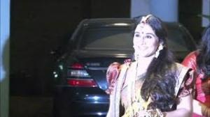 Watch Vidya Balan Looks Stunning in Bengali Saree, Shows her Simple Mehndi - Vidya's Mehndi Ceremony Video