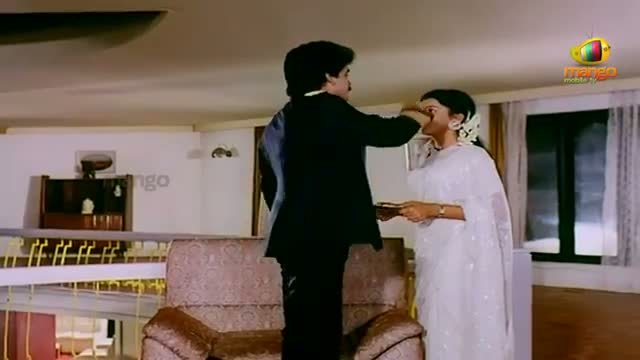 Watch Captain Nagarjuna Movie Scenes - Nagarjuna shocked to see Kushboo in a painting - Telugu Cinema Movies Video