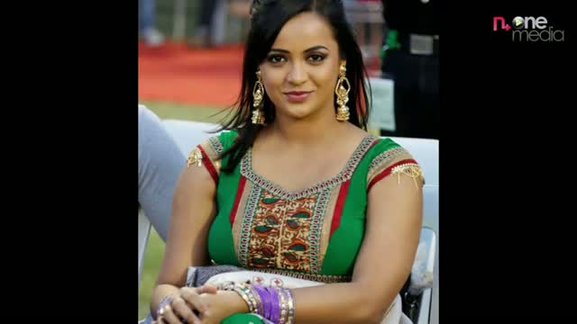 Watch Tanu Roy at Tollywood Vs Bollywood Cricket Match 2012 Video