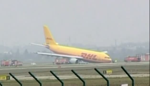 Watch Plane crash-lands on Burma road, 2 killed Video