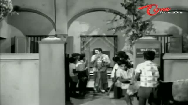 Watch Telugu Comedy Scene From Sisindri Chittibabu Movie - School Students Funny Honour To Allu Ramalingaiah - Telugu Cinema Movies Video