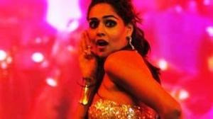 Watch Isha Koppikar, Esha Gupta & Nathalia Kaur at Saifai Mahotsav 2012 Video
