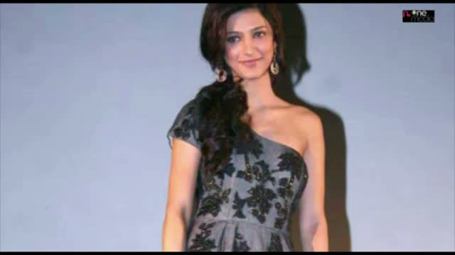 Watch Shruti Haasan Hot Photo Shoot Video
