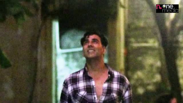 Watch Akshay Kumar New Year Celebration 2013 Pics Video