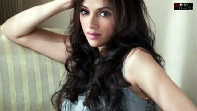 Watch Bollywood Actress AditiRao Hydari Hot Photos Video