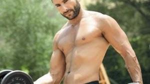 Watch Saif Ali Khan's entry in the 100cr. club!! Video
